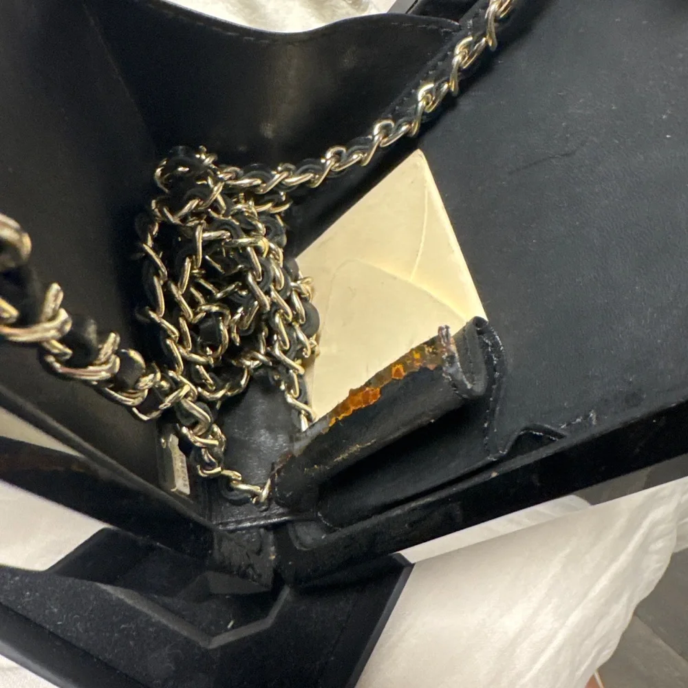 Chanel acrylic crossbody bag in a shape of the chanel #5 bottle - Picture 4 of 4